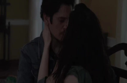 Video XXX Full HD Anh Cô gái trẻ hớn hở khi nhìn thấy cặc tây trắng nõn
